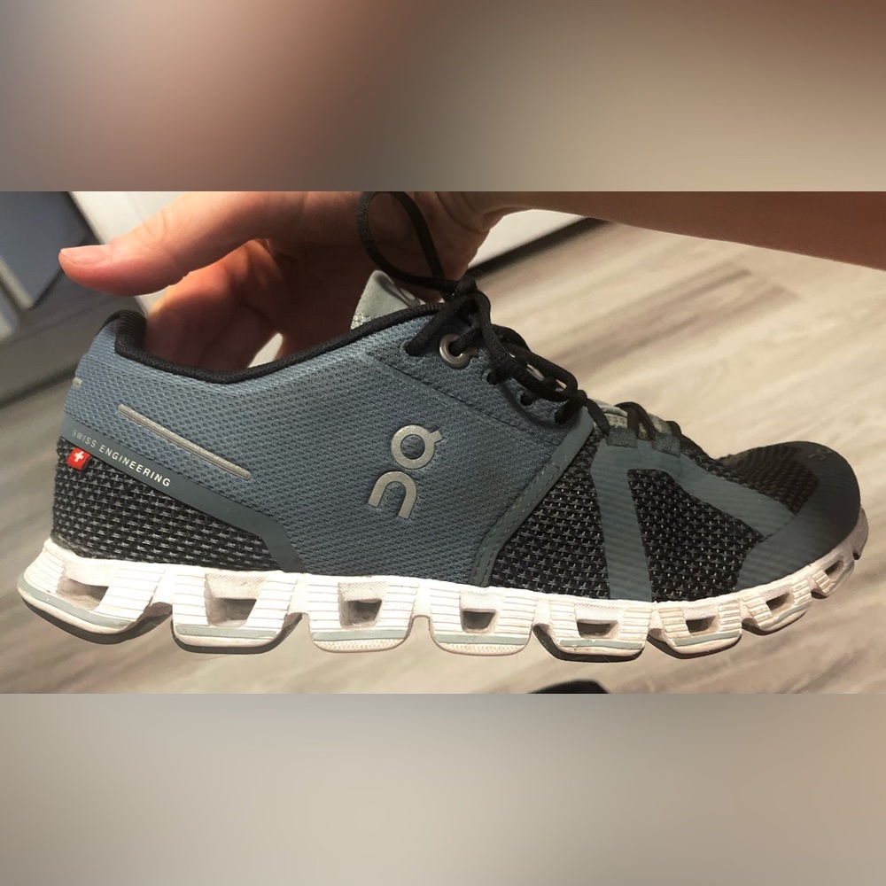 On Cloud 5 Shoes, GUC size 7
